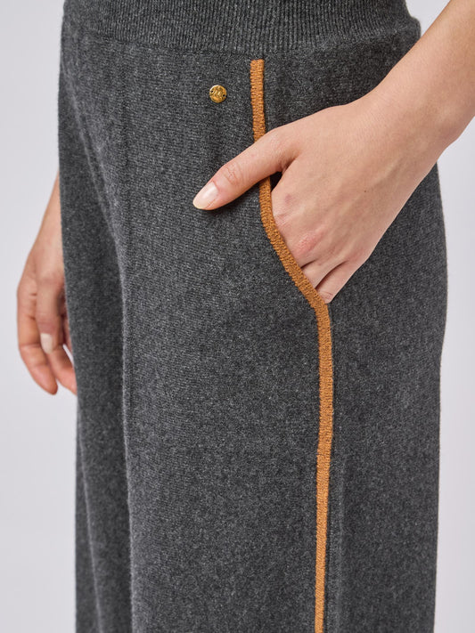 Trousers with pockets and contrasting profile - Trousers with pockets and contrasting profile alt - 002