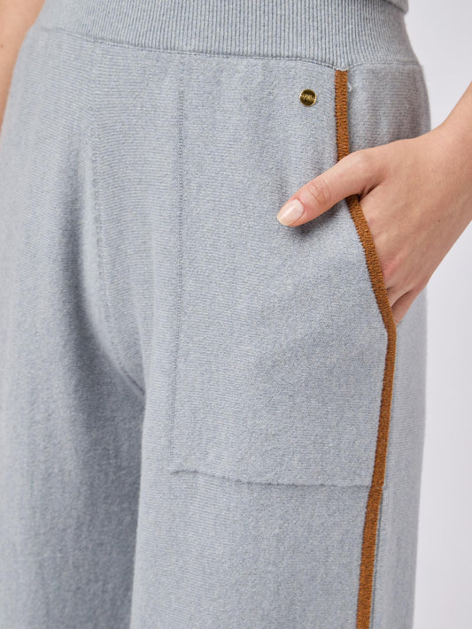 Trousers with pockets and contrasting profile - Trousers with pockets and contrasting profile alt - 002