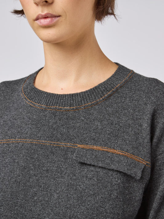 Maglia girocollo con taschino, impunture e bordi in contrasto - Maglia girocollo con taschino, impunture e bordi in contrasto alt - 002