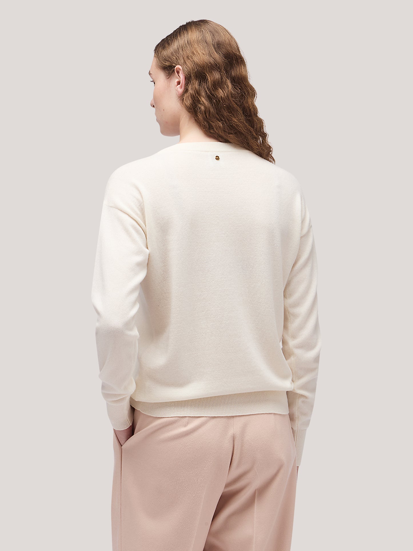 Women's crew neck sweater with long sleeves, dropped shoulders and ribbed edges white 250a10_fw25-3_217bia 68160349405510