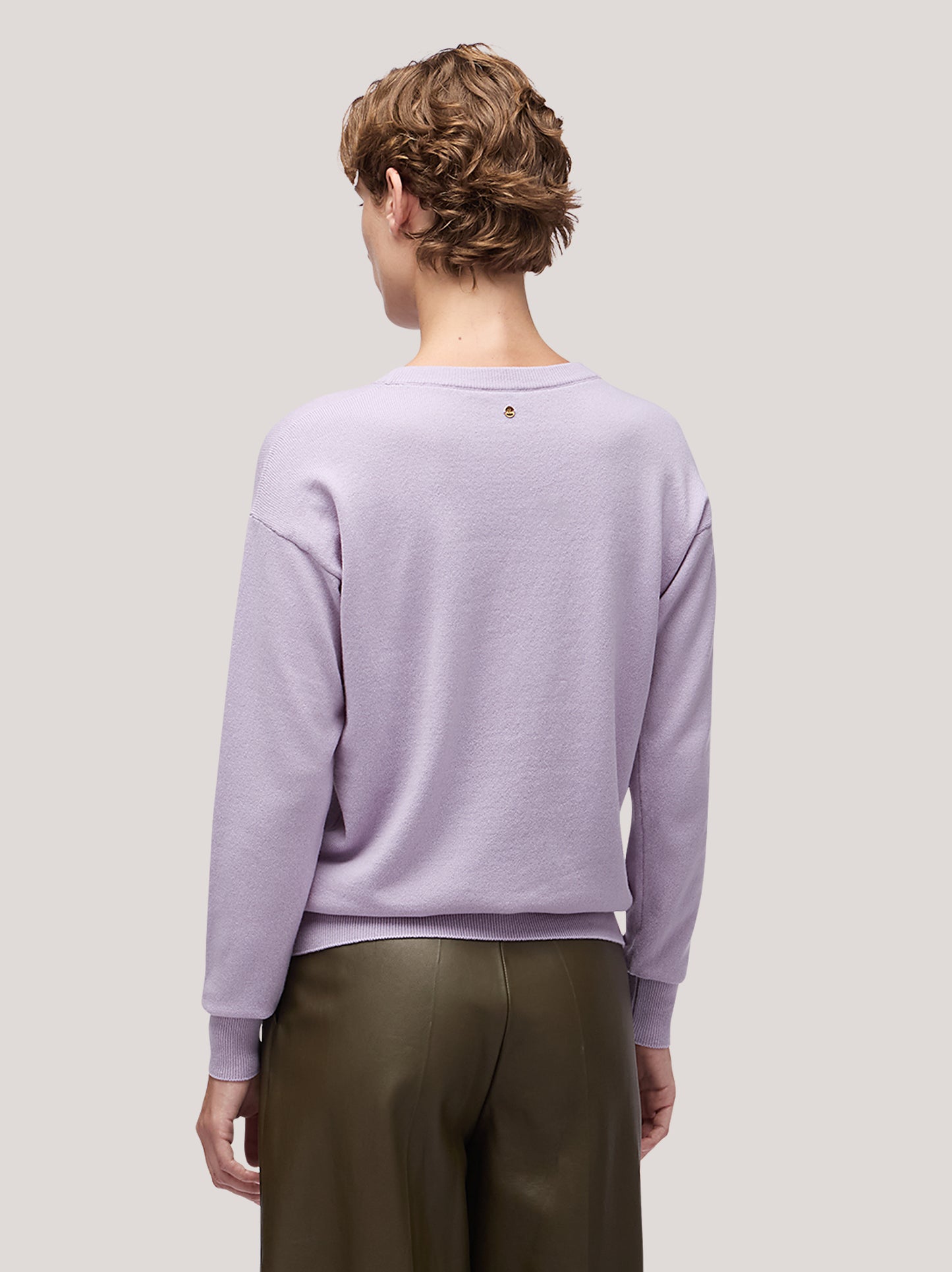 Women's crew neck sweater with long sleeves, dropped shoulders and ribbed edges lilac 250a10_fw25-3_299lil 68160340525382