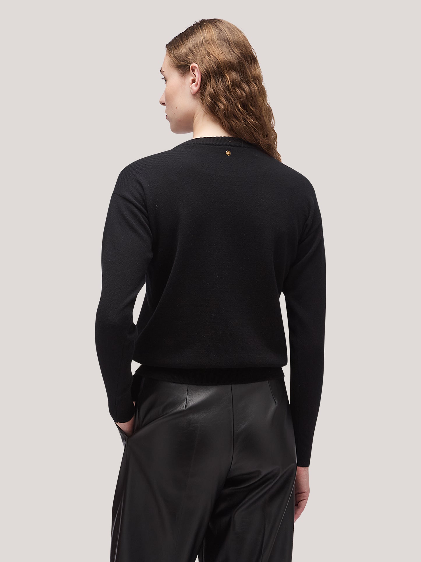 Women's crew neck sweater with long sleeves, dropped shoulders and ribbed edges black 250a10_fw25-3_096ner 68160353796422