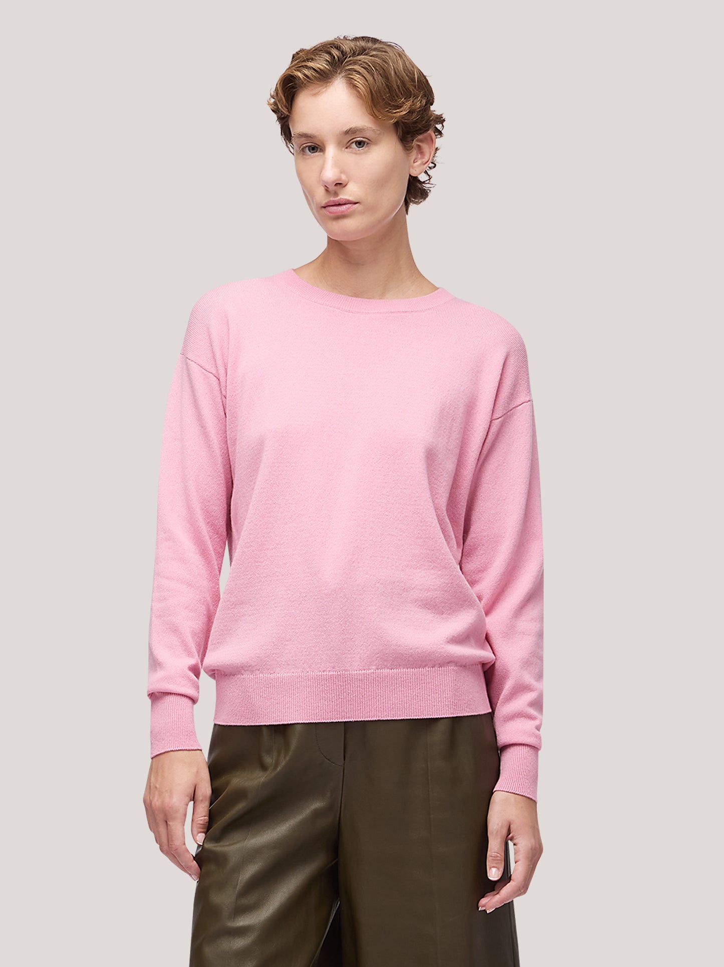Women's crew neck sweater with long sleeves, dropped shoulders and ribbed edges pink 250a10_fw25-3_t99pin 68160299401542
