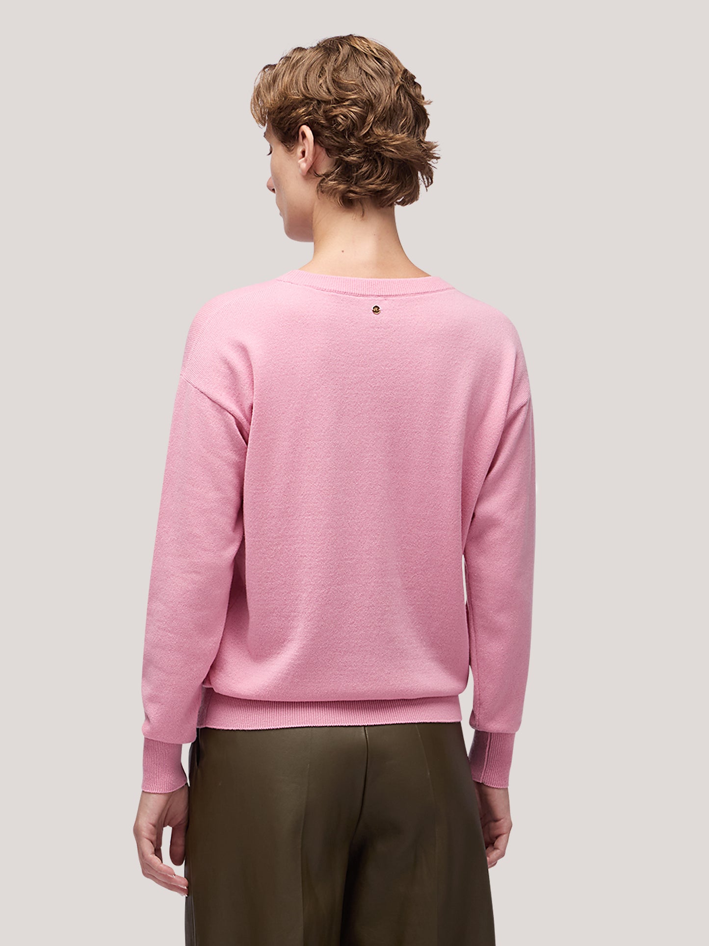 Women's crew neck sweater with long sleeves, dropped shoulders and ribbed edges pink 250a10_fw25-3_t99pin 68160299434310