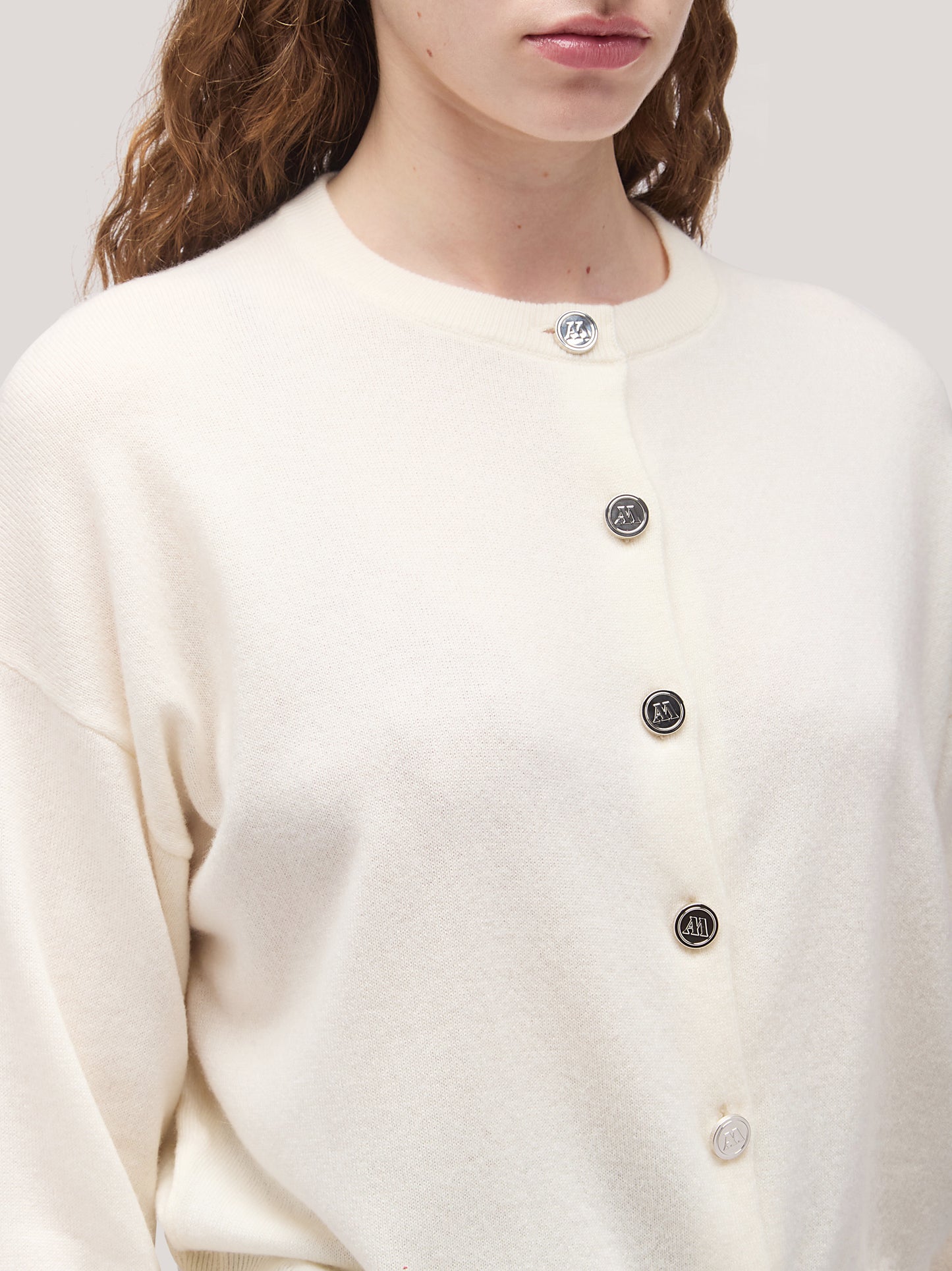 Korean women's long-sleeved sweater with jewel buttons white 250a11_fw25-3_217bia 68160278004038