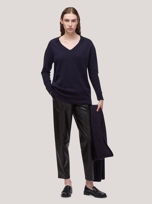 Maglia donna scollo V profondo manica lunga, garzato notte 250a95_fw25-3_064not