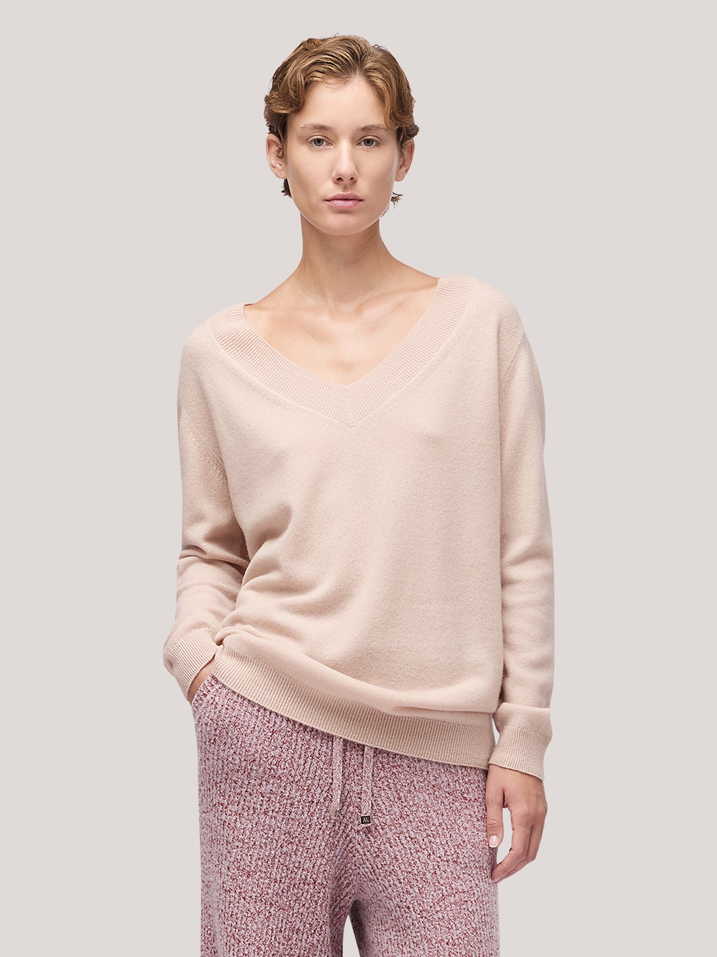 Maglia donna scollo V profondo manica lunga, garzato rosa tenue 250a95_fw25-3_a16ros 68148932247878