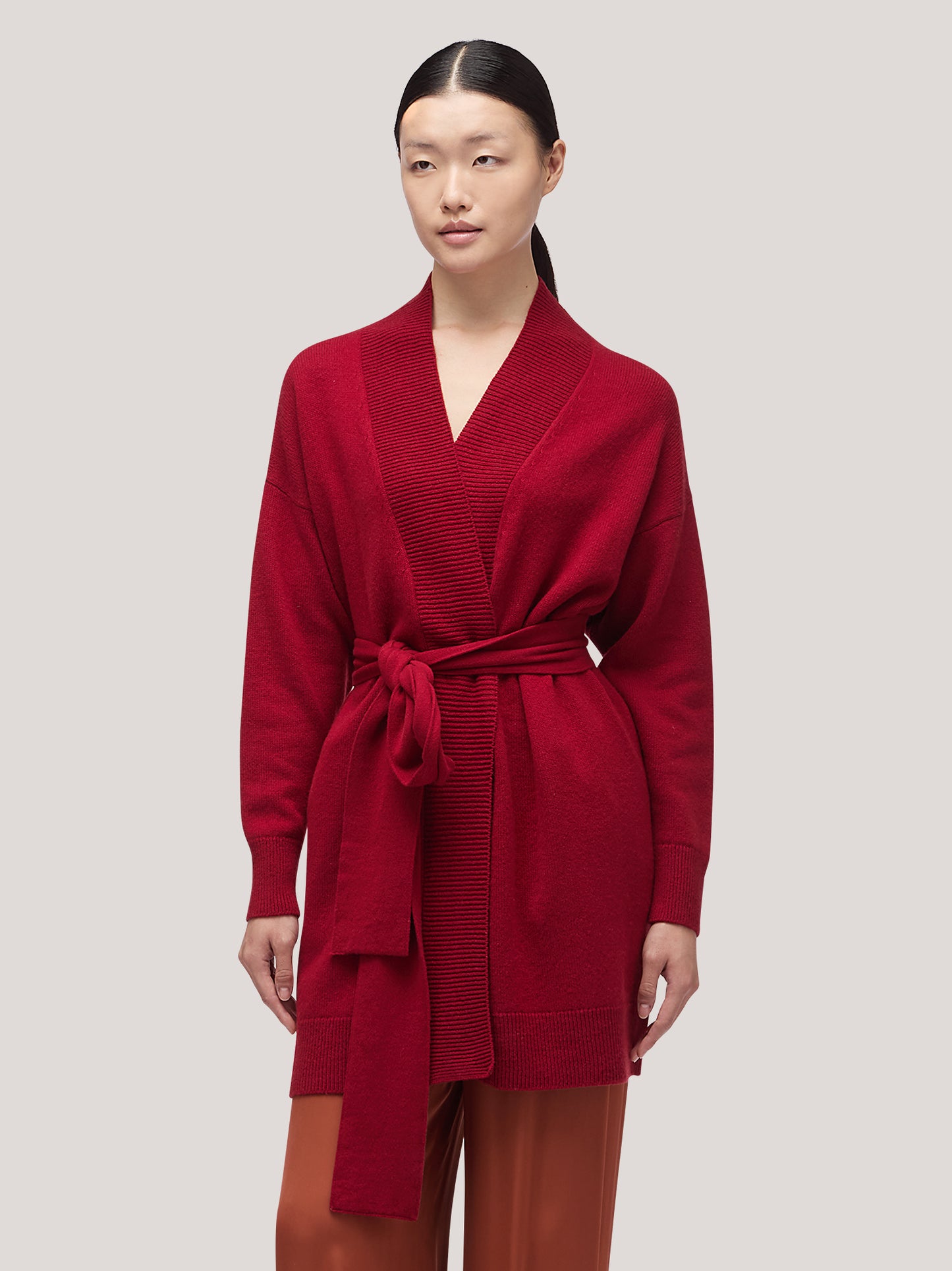 Maglia cardigan donna liste a costa, tasche e cintura, garzato ciliegia 250a97_fw25-3_821cil 68148358086982