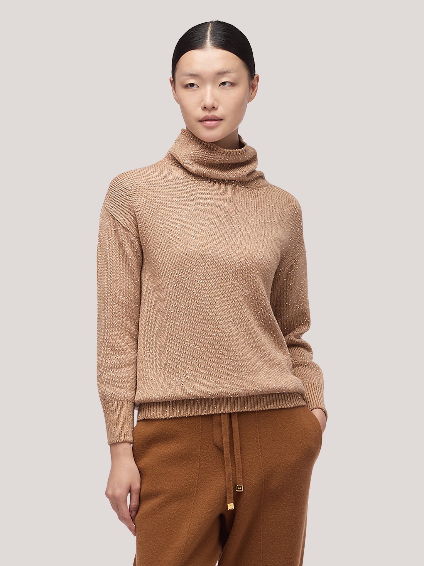 Maglia donna collo in piedi manica lunga, applicazione paillettes biscotto 250f31_fw256a_846bis 68148170981702