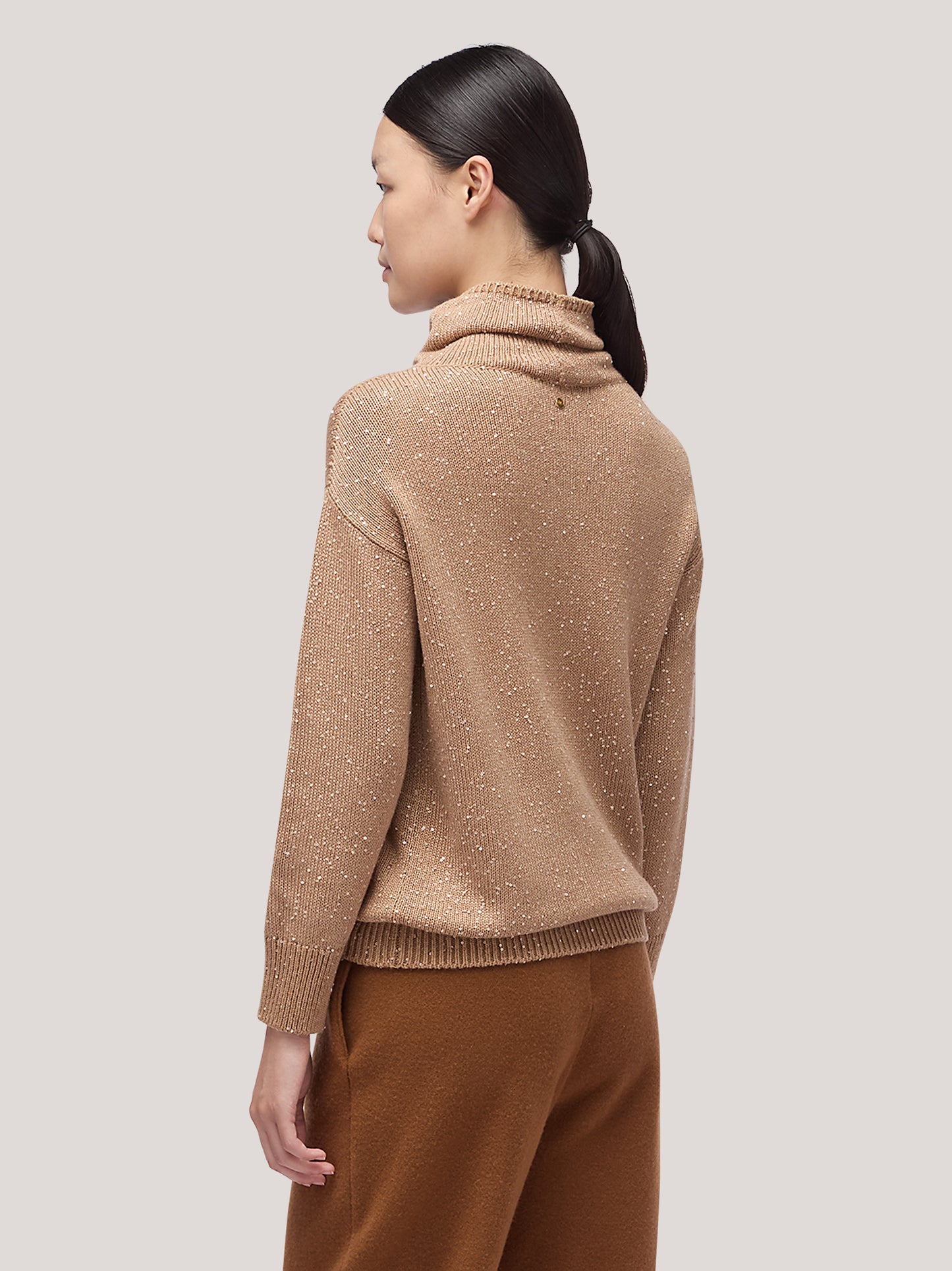 Maglia donna collo in piedi manica lunga, applicazione paillettes biscotto 250f31_fw256a_846bis 68148171014470