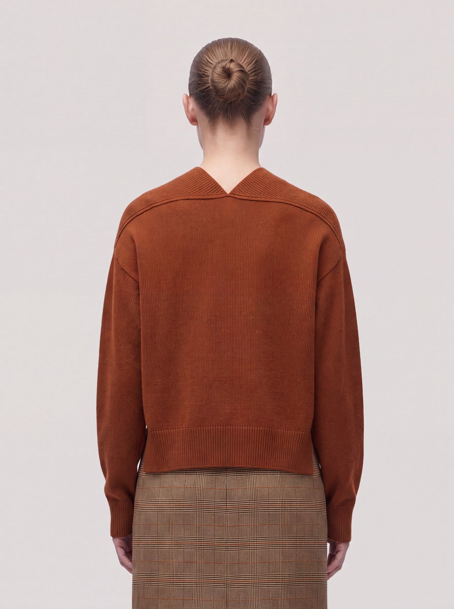 Long-sleeved V-neck sweater in Essential Cashmere volcano 260a50_fw26-3_104vul 74706704564550