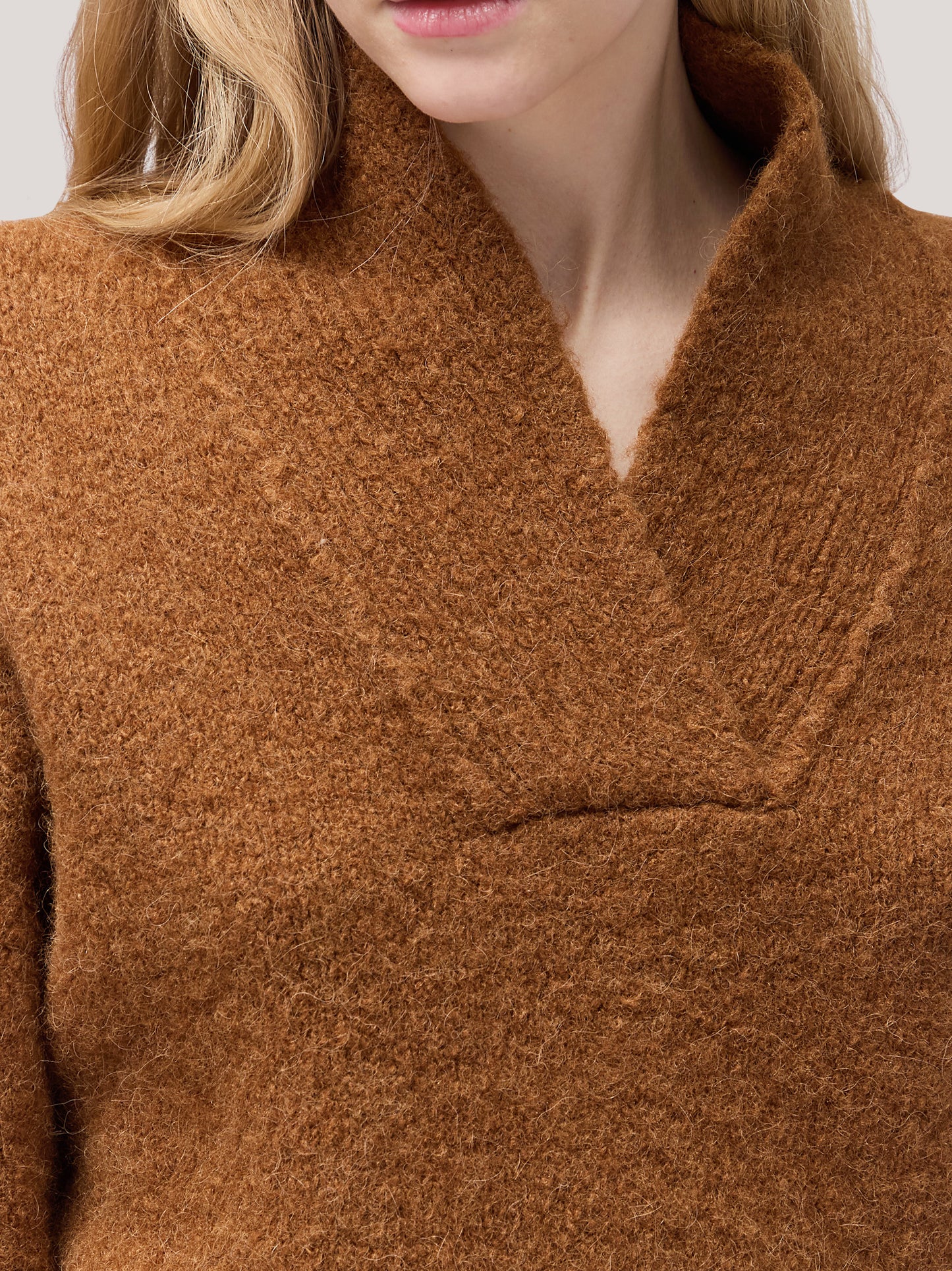 Long-sleeved shawl-collar sweater with fringed hem caramel cafe 260n72_fw26-9_165car 74258793562438