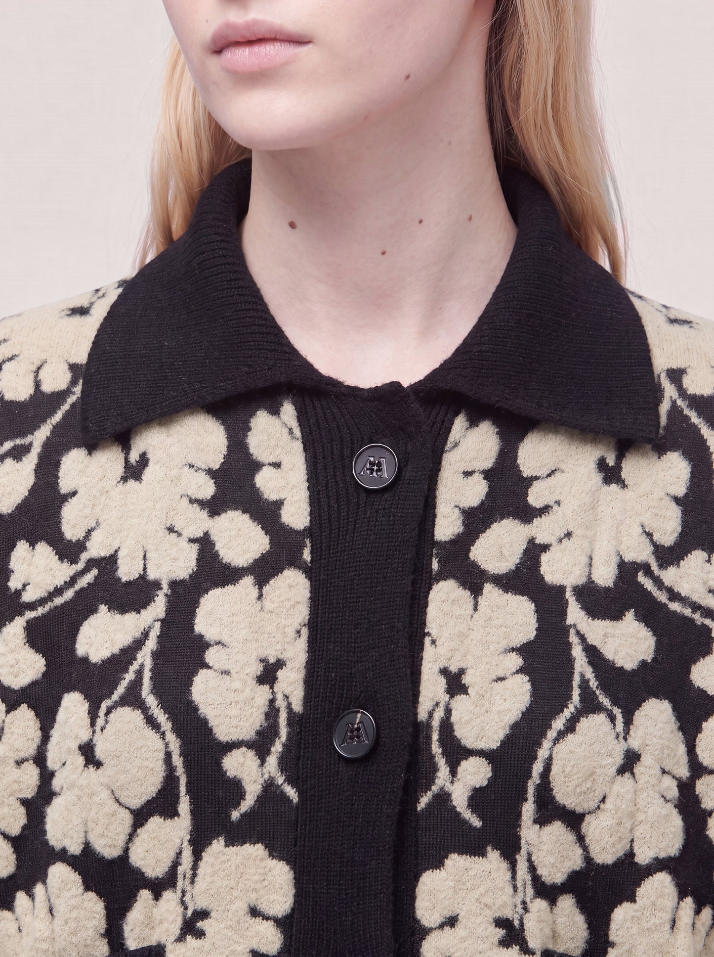 Crew-neck sweater in floral jacquard black dune 260r50_fw2611_999ner 74756485972294