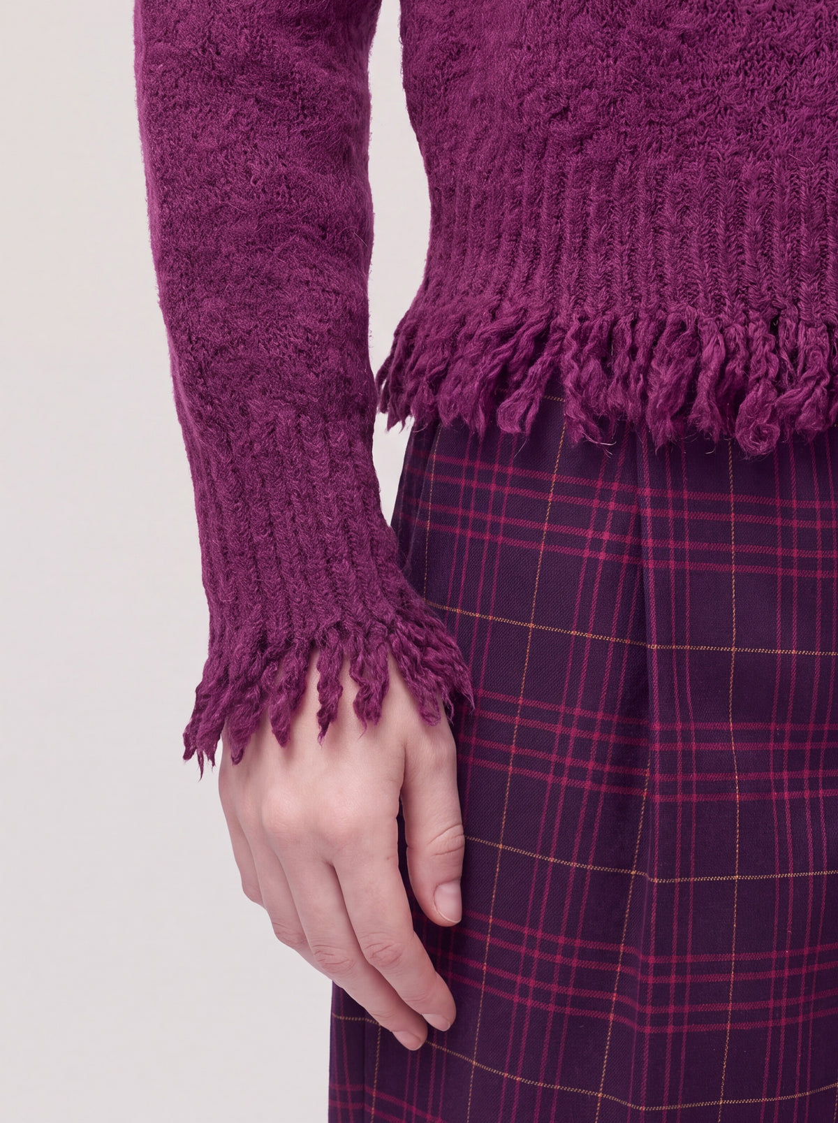 Long-sleeved crew-neck sweater with fringed hem dark grape 260n70_fw26-9_489dar 76191127011654