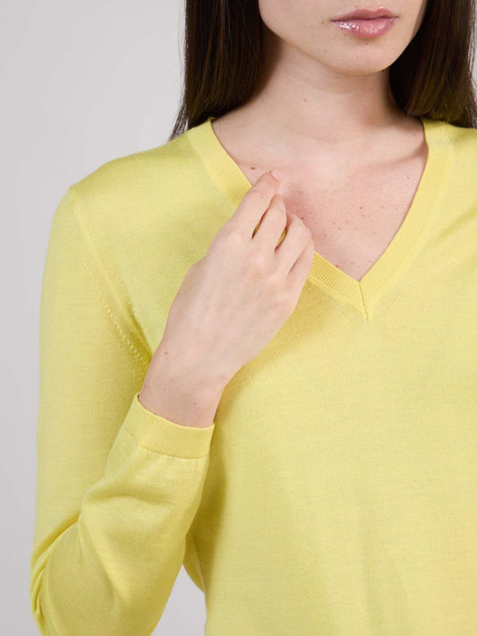 V-neck sweater in wool, silk, cashmere - V-neck sweater in wool, silk, cashmere alt - 002