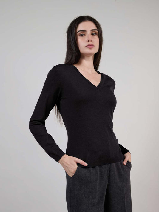 V-neck sweater in wool, silk, cashmere black 550t03_woseca_096ner