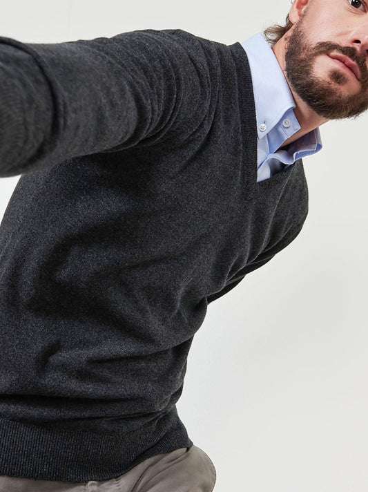 Cashmere V-neck sweater - Cashmere V-neck sweater alt - 002