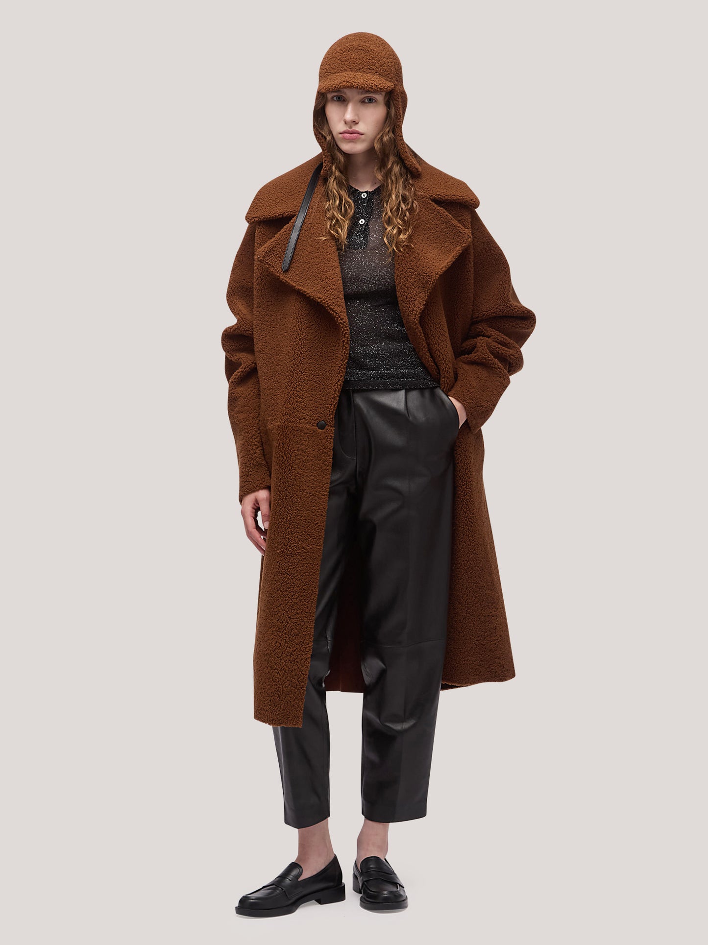 Cappellino donna in montone a caschetto con visiera tabacco ac0002_f2516a_ta0001 68145905336646