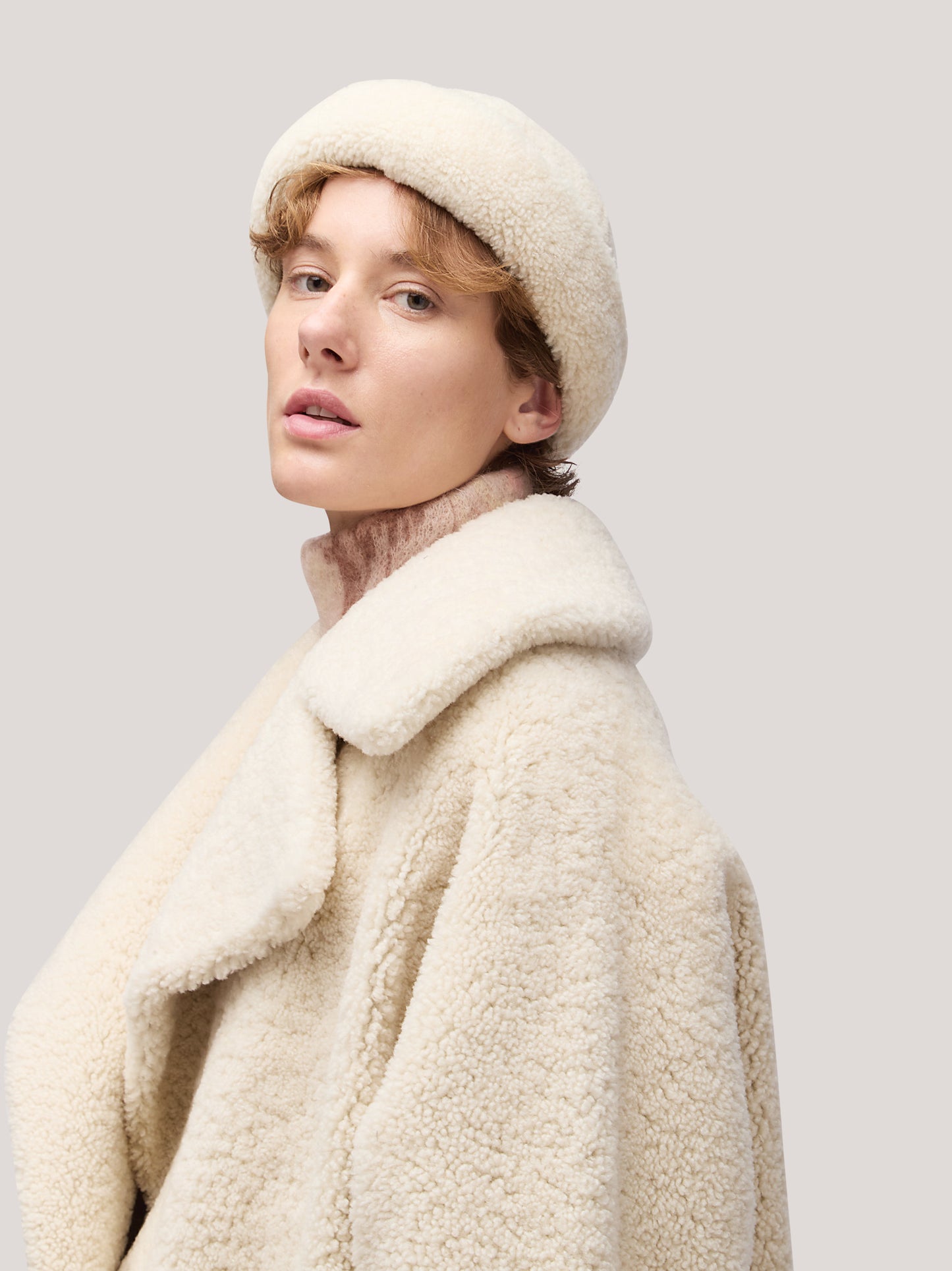 Cappellino idonna in montone senza visiera bianco ac0013_f2516a_bi0001 68145898946886