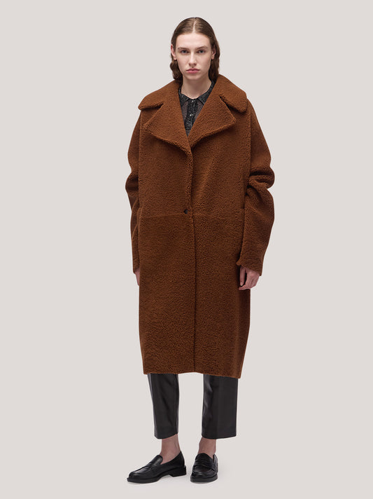 Cappotto  donna con collo ampio in montone e filetto tasche in pelle - Cappotto  donna con collo ampio in montone e filetto tasche in pelle alt - 002