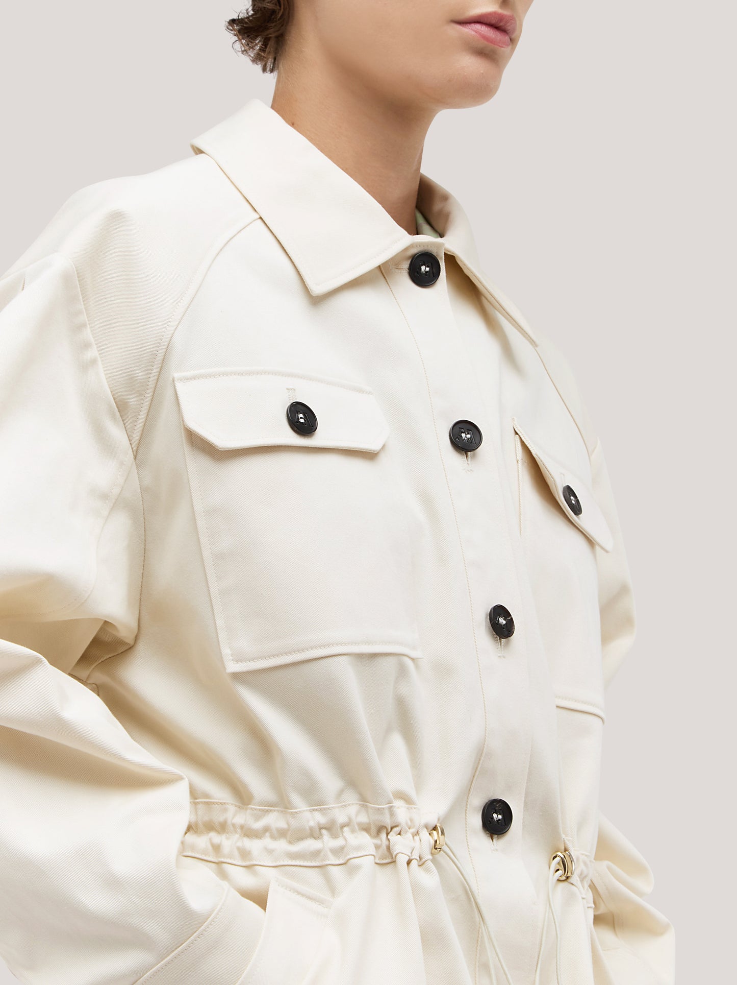 Giubbino con tagli su manica e coulisse in vita in gabardine panna cpa105_s2612b_tpanna 72020198359366