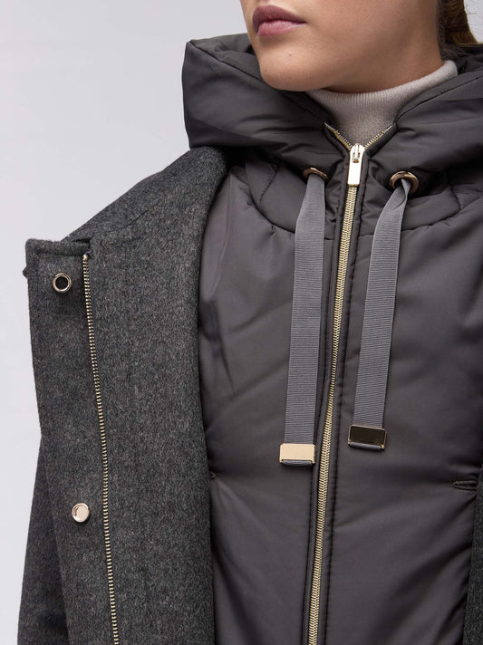 Capospalla in lana cashmere con pettorina interna e cappuccio - Capospalla in lana cashmere con pettorina interna e cappuccio alt - 002