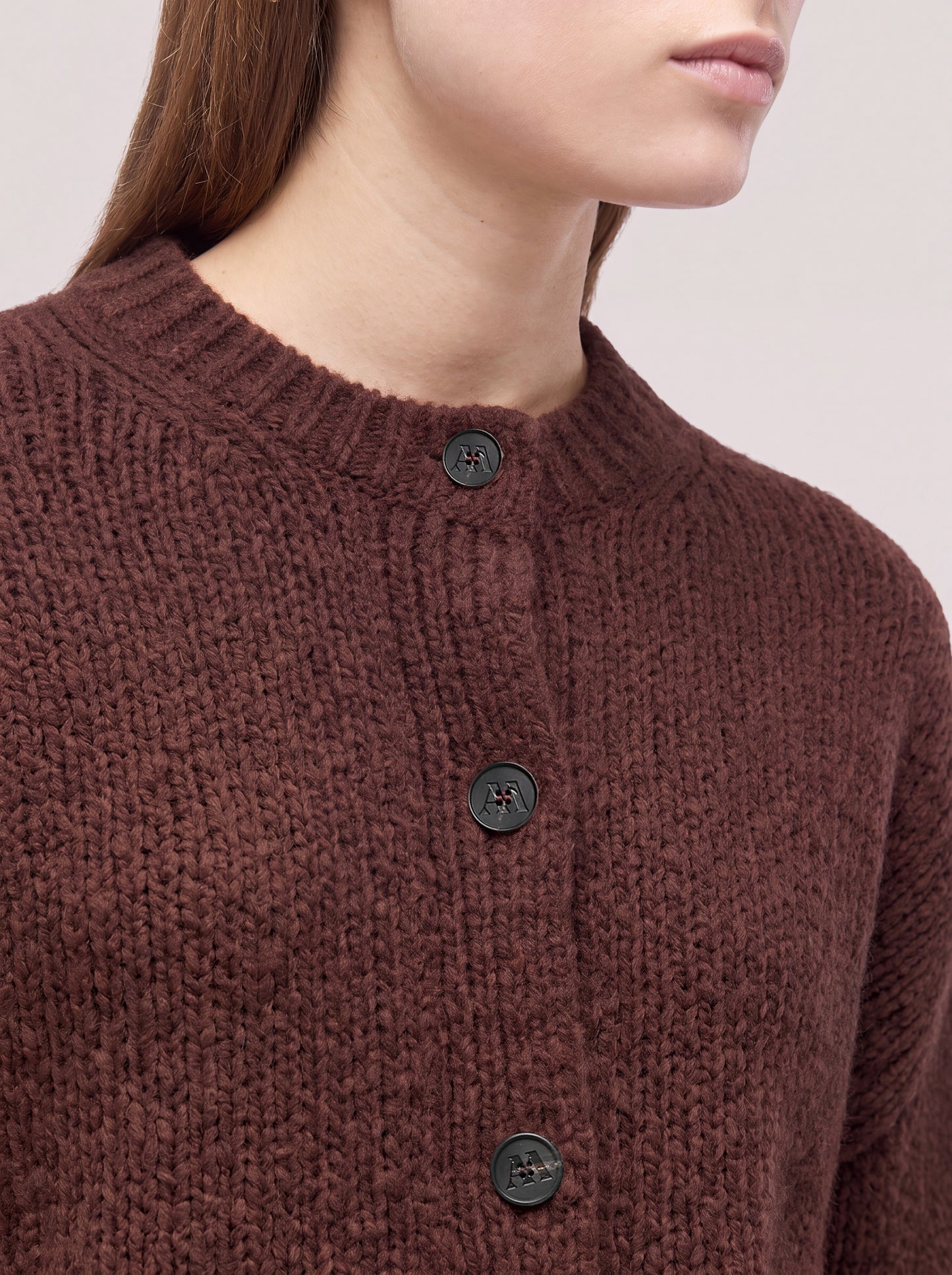 Cardigan girocollo in Cocooning cashmere noce 260b04_fw26-2_492noc 74730376855878