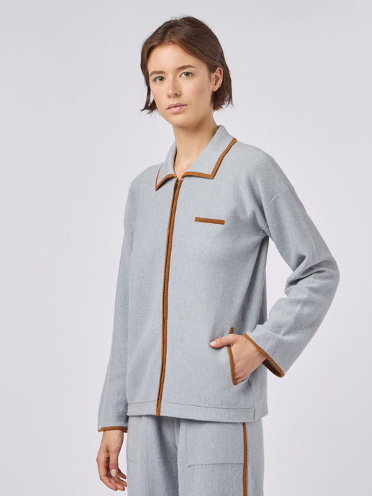 Cardigan zippato con collo camicia, inserti in contrasto, tasche e taschino misty grey 240b14_fw241b_j43j43