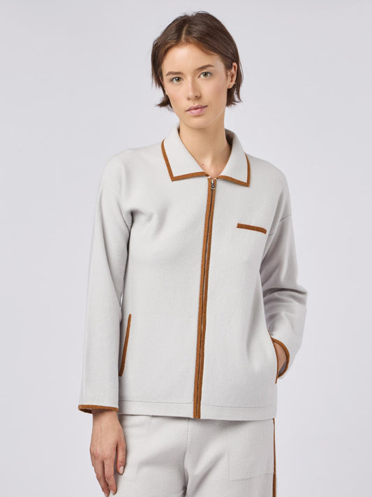 Cardigan zippato con collo camicia, inserti in contrasto, tasche e taschino nuage 240b14_fw241b_e73e73