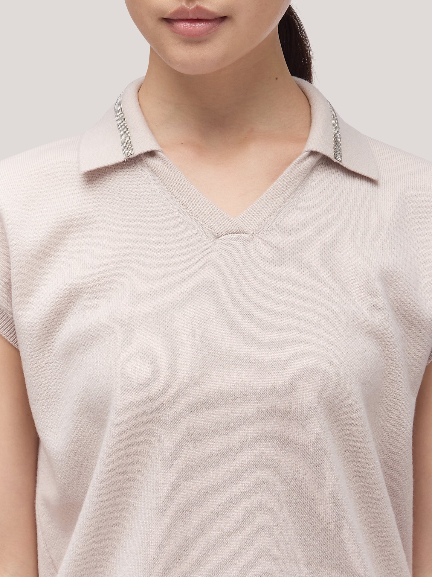 Maglia polo donna manica corta, catenella su collo beige chiaro mel 250a25_fw25-3_167bec 68160139034950