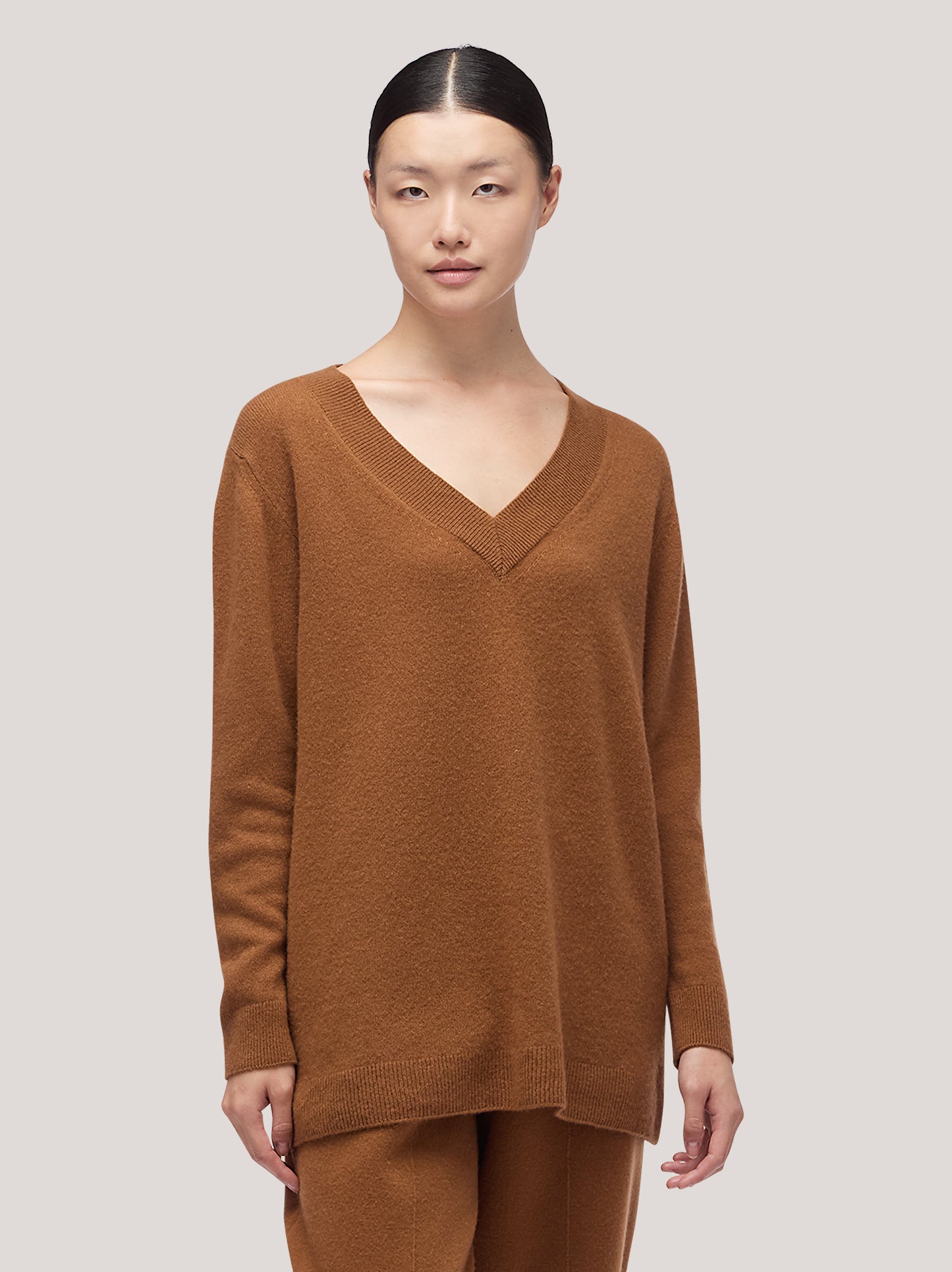 Maglia donna scollo V profondo manica lunga, garzato caramel cafe 250a95_fw25-3_165car 68156658647366