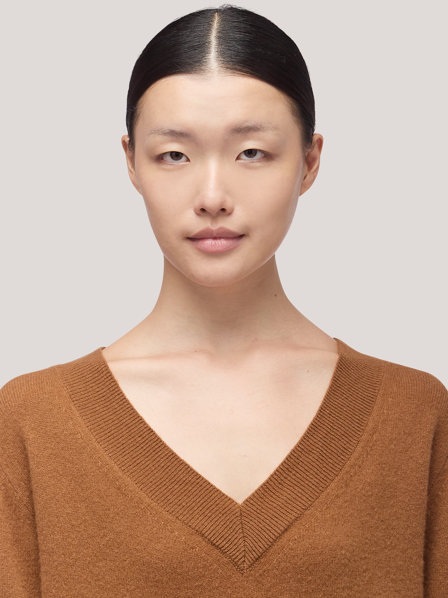 Maglia donna scollo V profondo manica lunga, garzato caramel cafe 250a95_fw25-3_165car 68156658712902