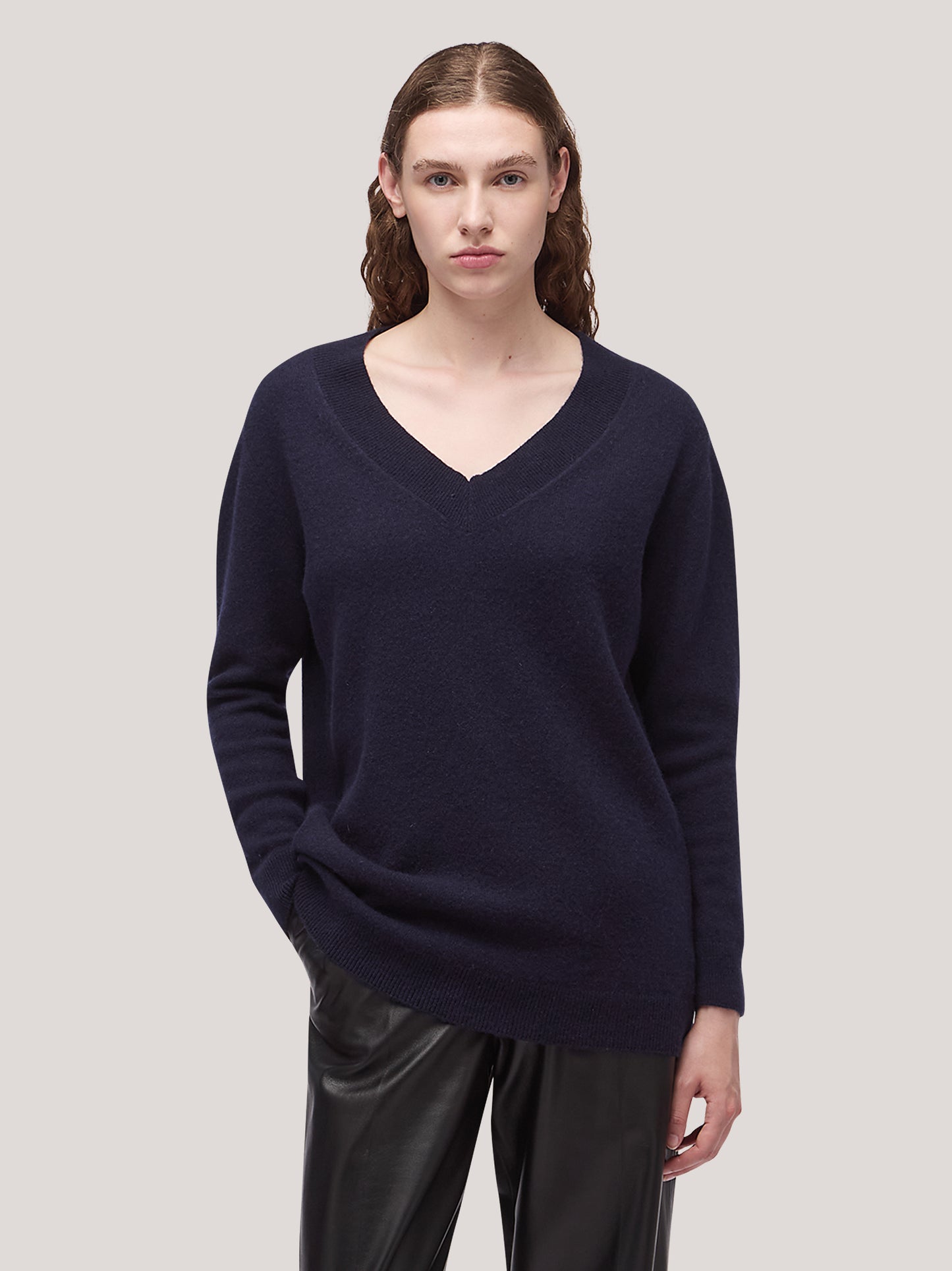 Maglia donna scollo V profondo manica lunga, garzato notte 250a95_fw25-3_064not 68148952727878