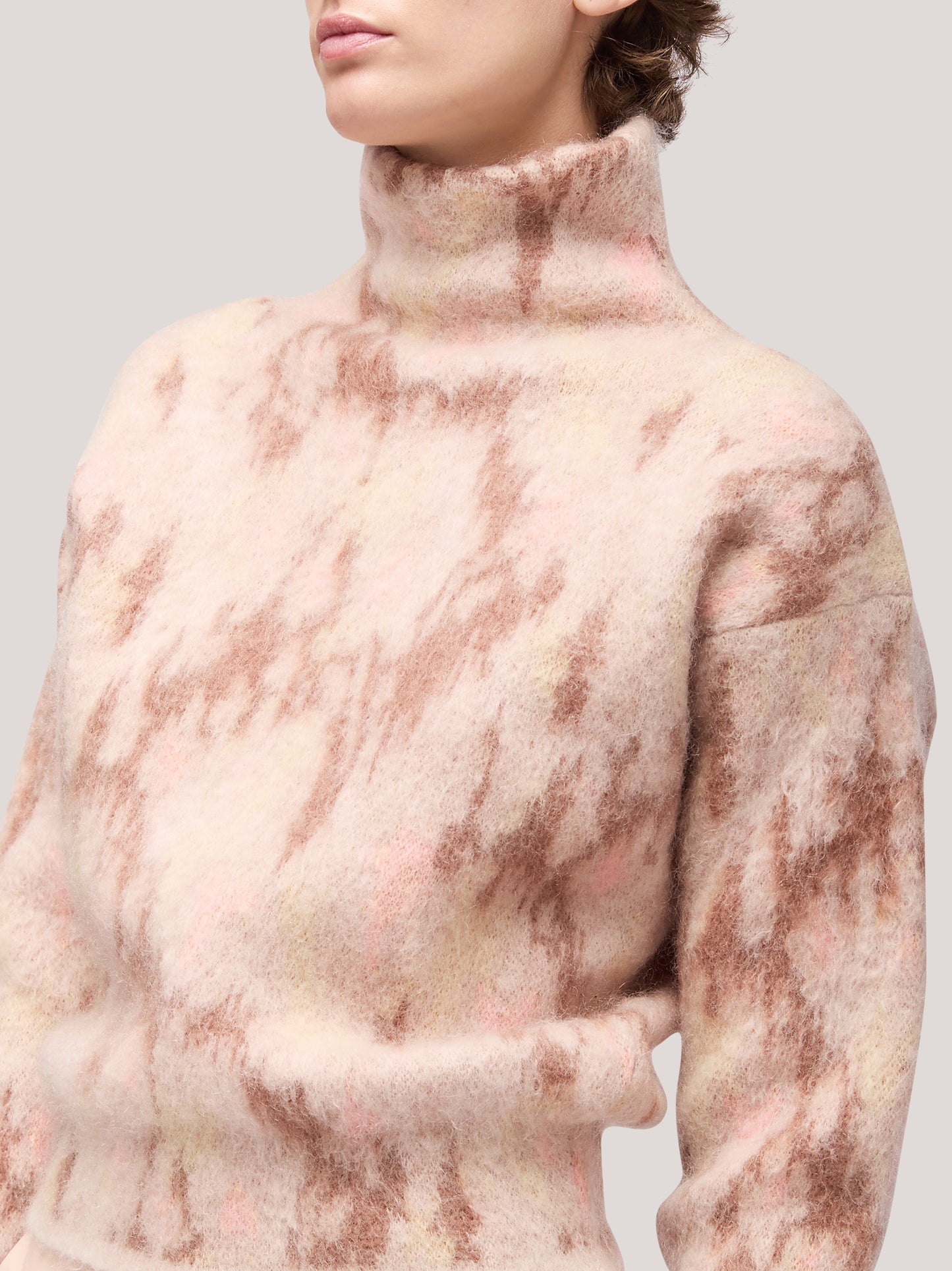 Women's stand-up collar long-sleeved sweater with a combed floral pattern white /beige 250n23_fw255c_217bia 68147712950598