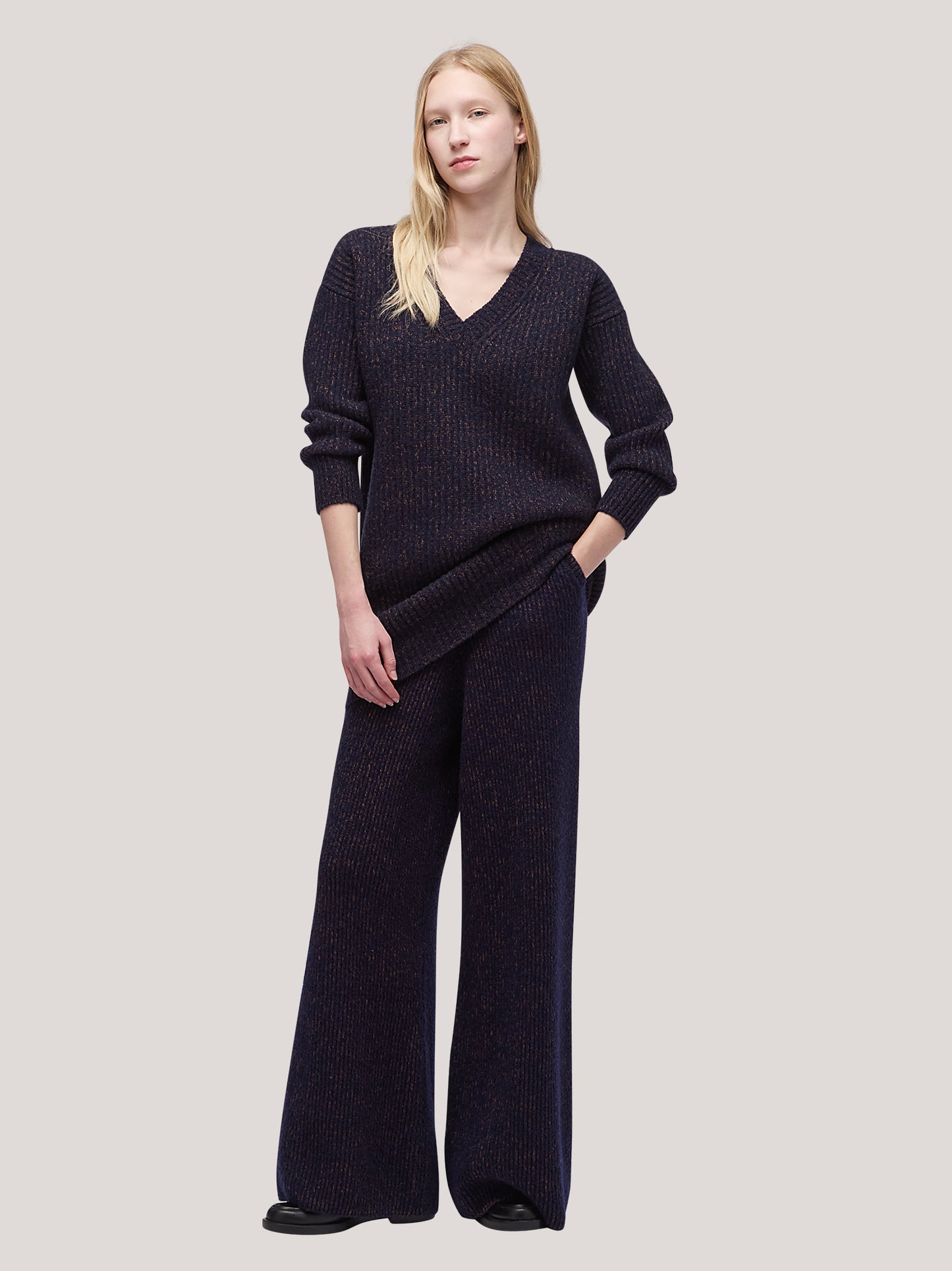 Maglia donna lunga scollo V, costa inglese bicolore navy /caramel cafe 250r90_fw259a_u01nac 68522577199430