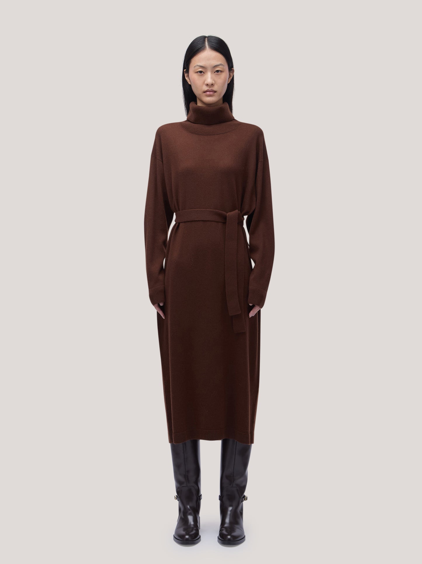 Abito a collo alto con cintura in Essential cashmere terra 260a47_fw26-3_a31ter 74706219630918