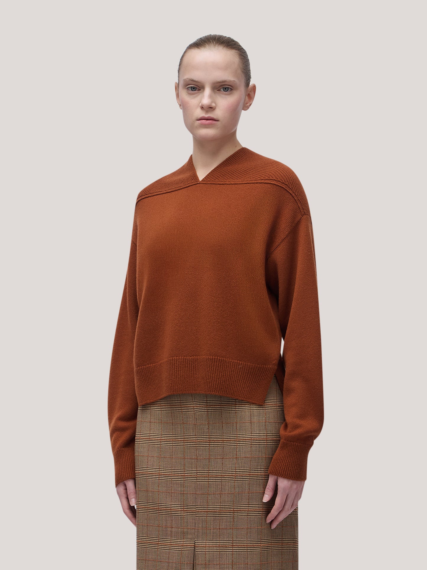 Long-sleeved V-neck sweater in Essential Cashmere volcano 260a50_fw26-3_104vul 74706704499014