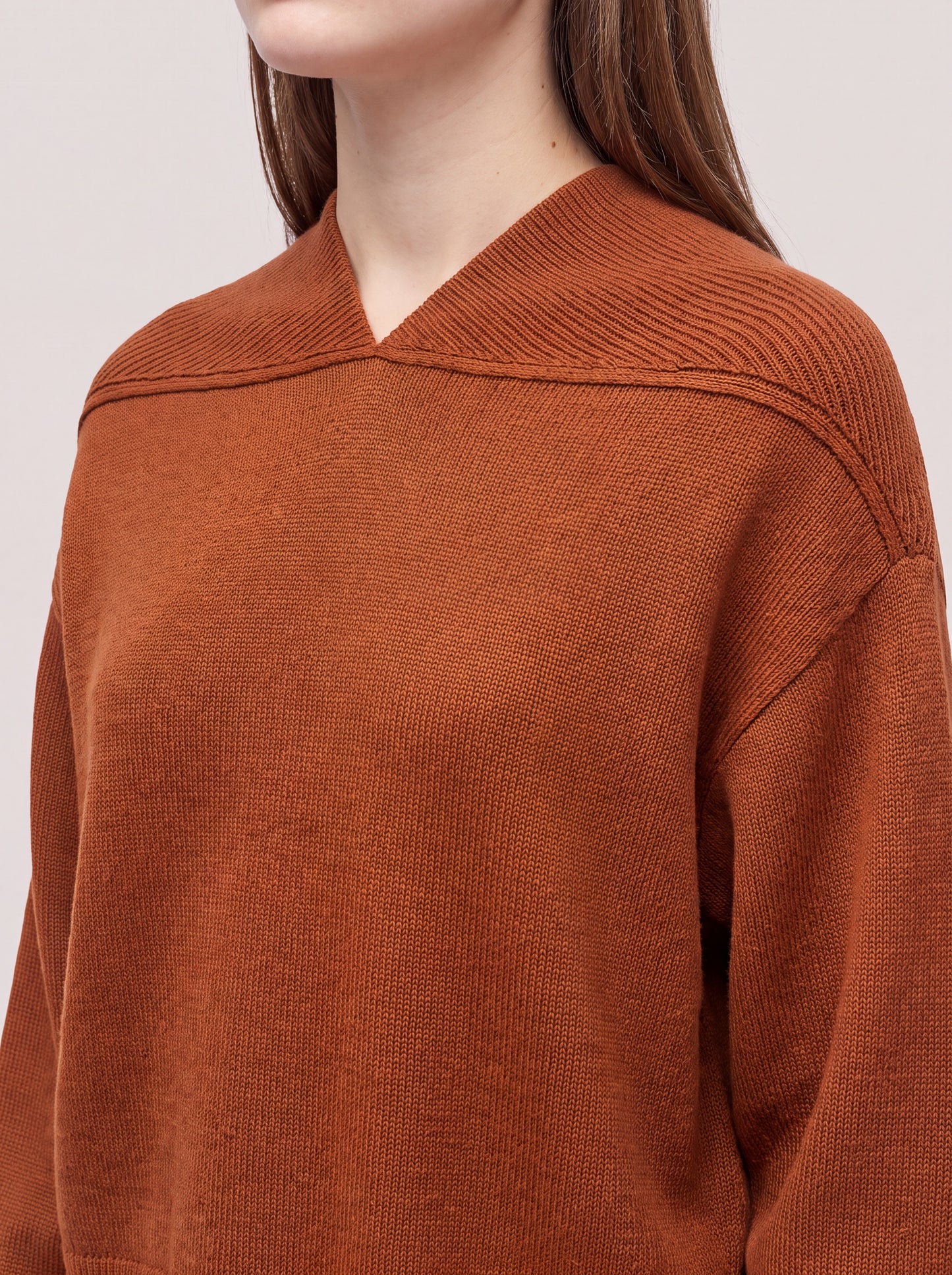 Long-sleeved V-neck sweater in Essential Cashmere volcano 260a50_fw26-3_104vul 74706704597318