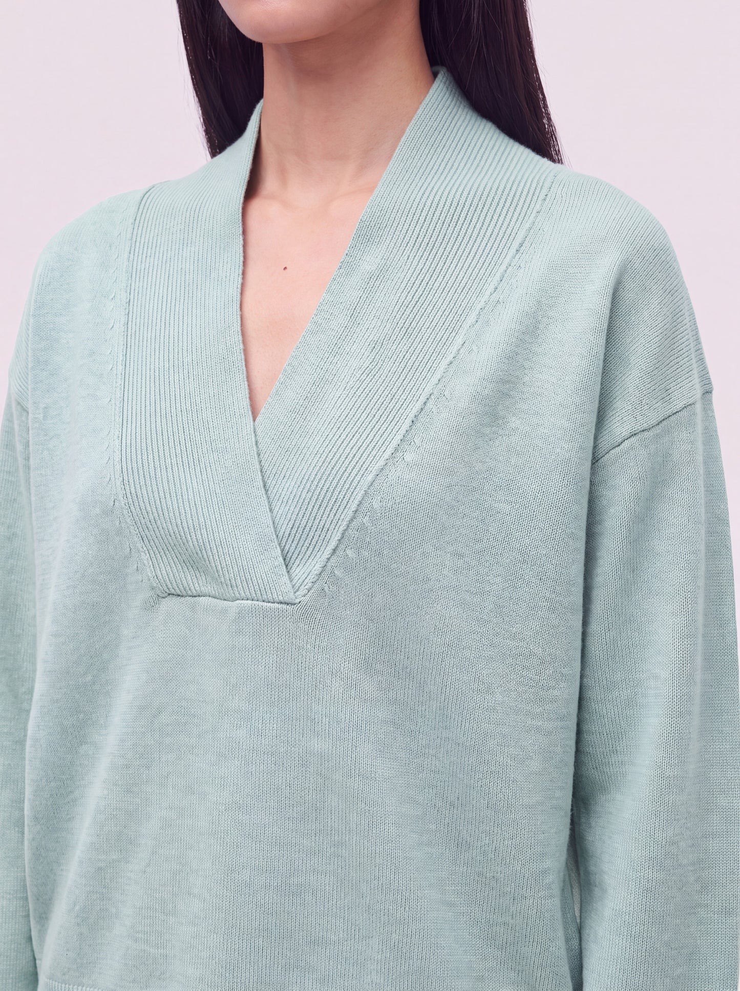 Maglia scollo a V incrociato in Essential cashmere germoglio 260a53_fw26-3_108ger 74842349011270