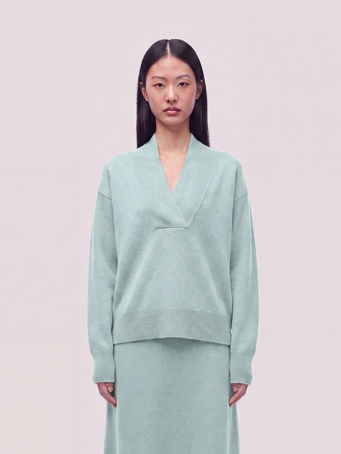 Long-sleeved crossover V-neck sweater in Essential Cashmere bud 260a53_fw26-3_108ger 74707186942278