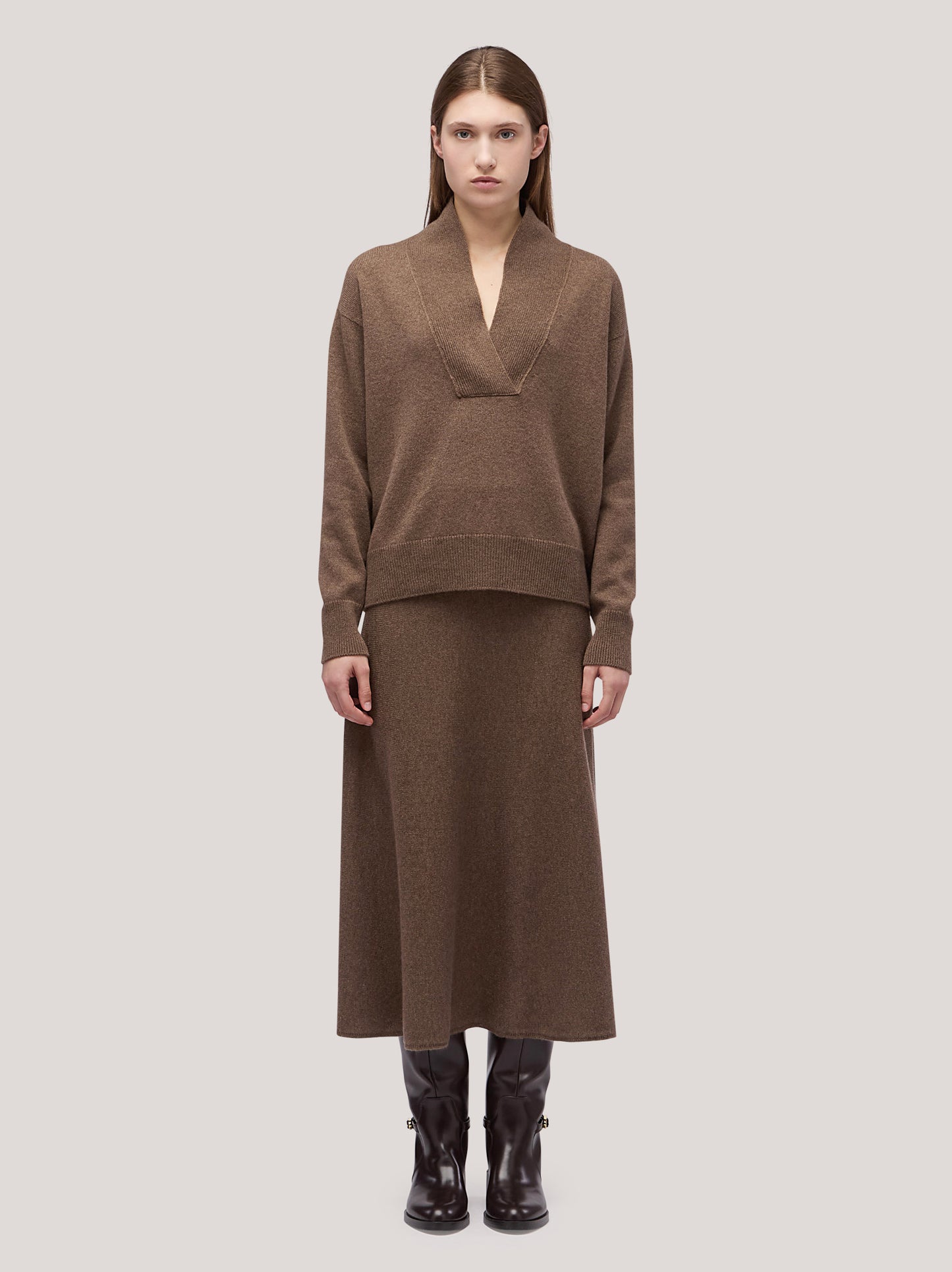 Maglia scollo a V incrociato in Essential cashmere terra 260a53_fw26-3_a31ter 74256028238150
