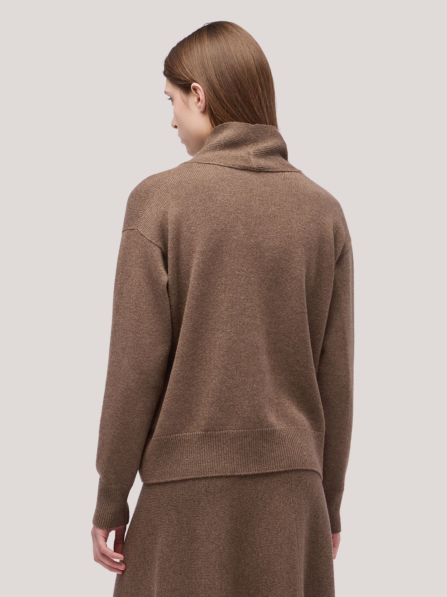 Maglia scollo a V incrociato in Essential cashmere terra 260a53_fw26-3_a31ter 74256028270918