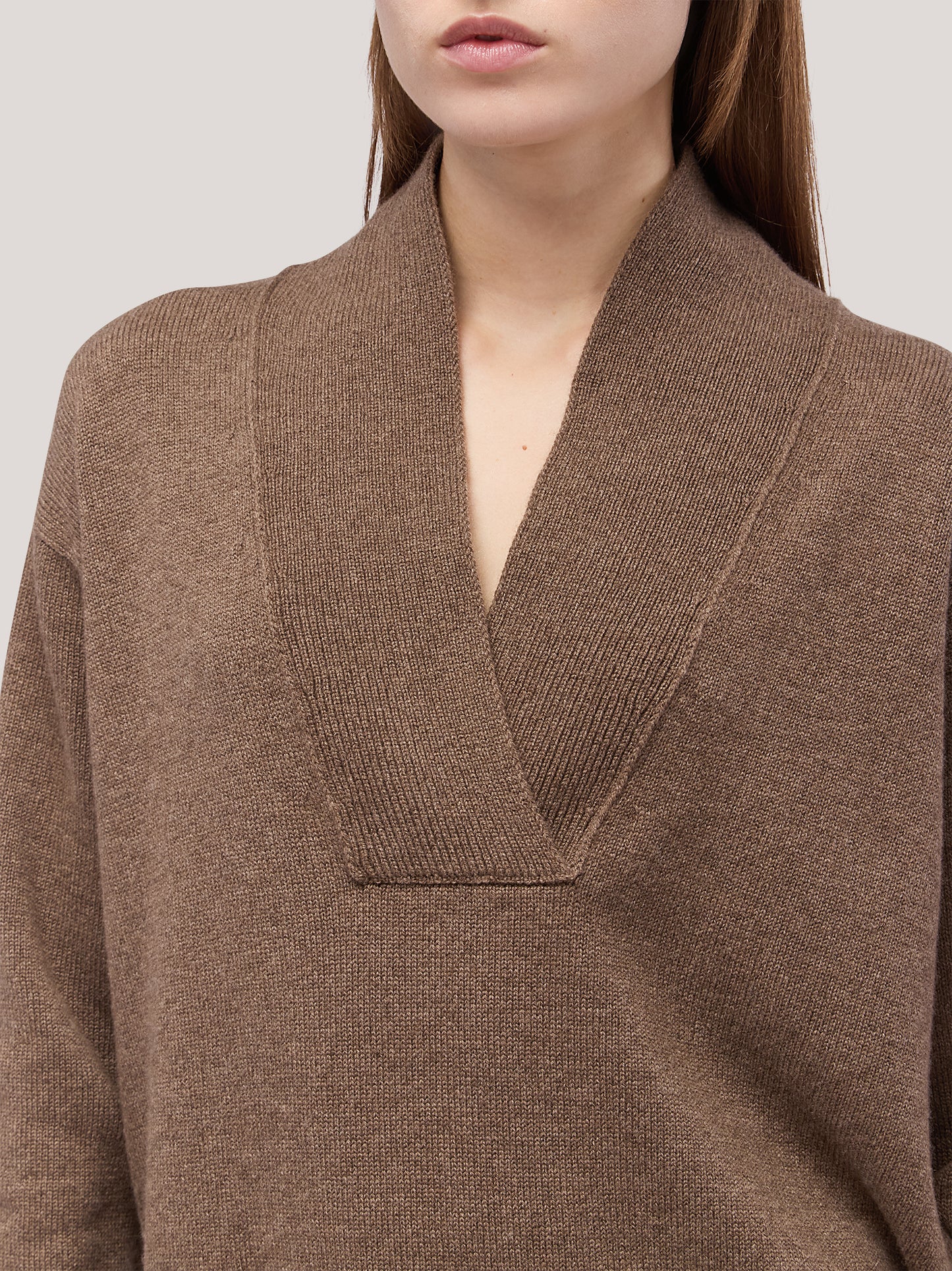 Maglia scollo a V incrociato in Essential cashmere terra 260a53_fw26-3_a31ter 74256028303686