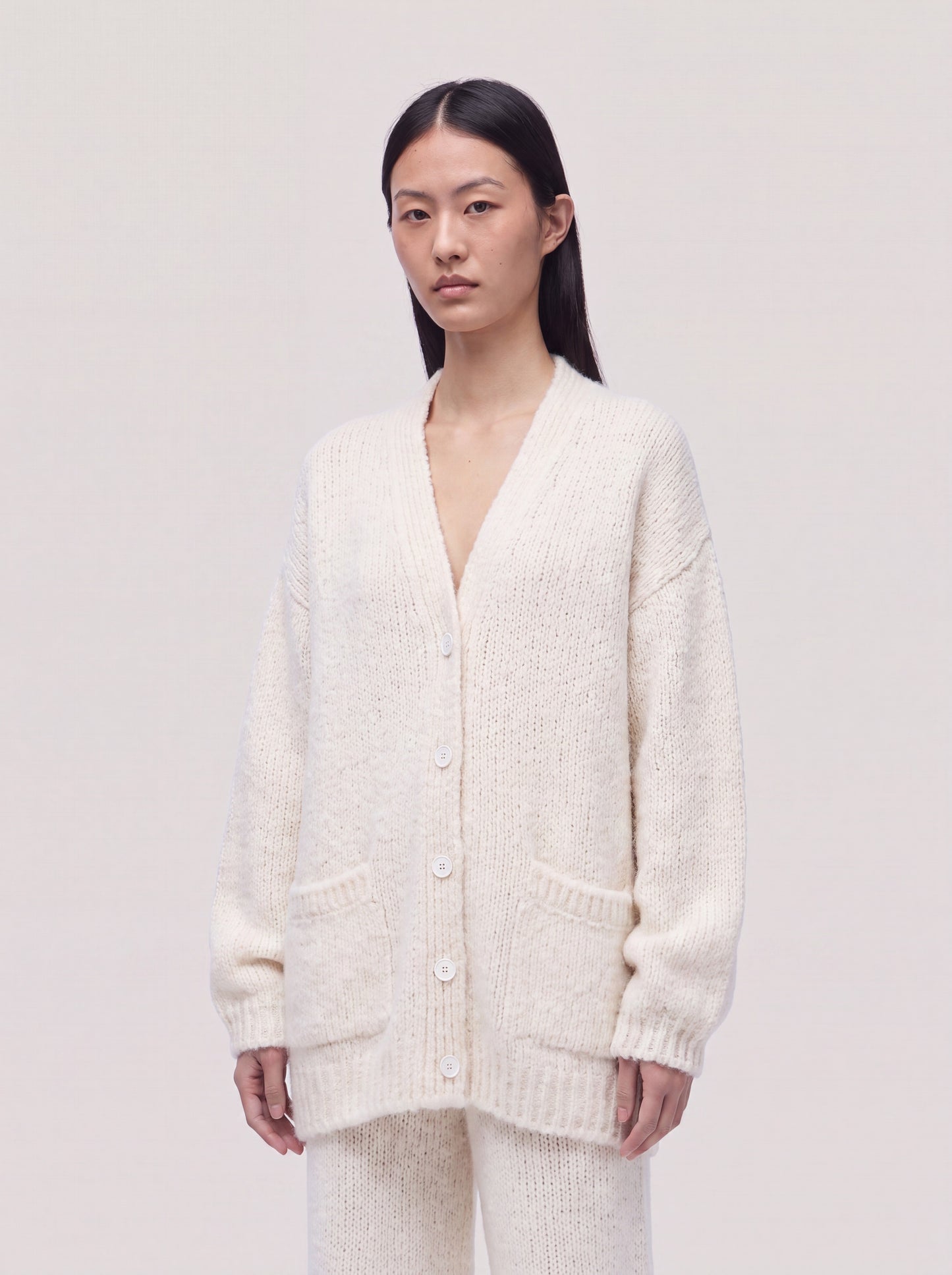 Cardigan con tasche in Cocooning cashmere bianco 260b02_fw26-2_217bia 74729942647110