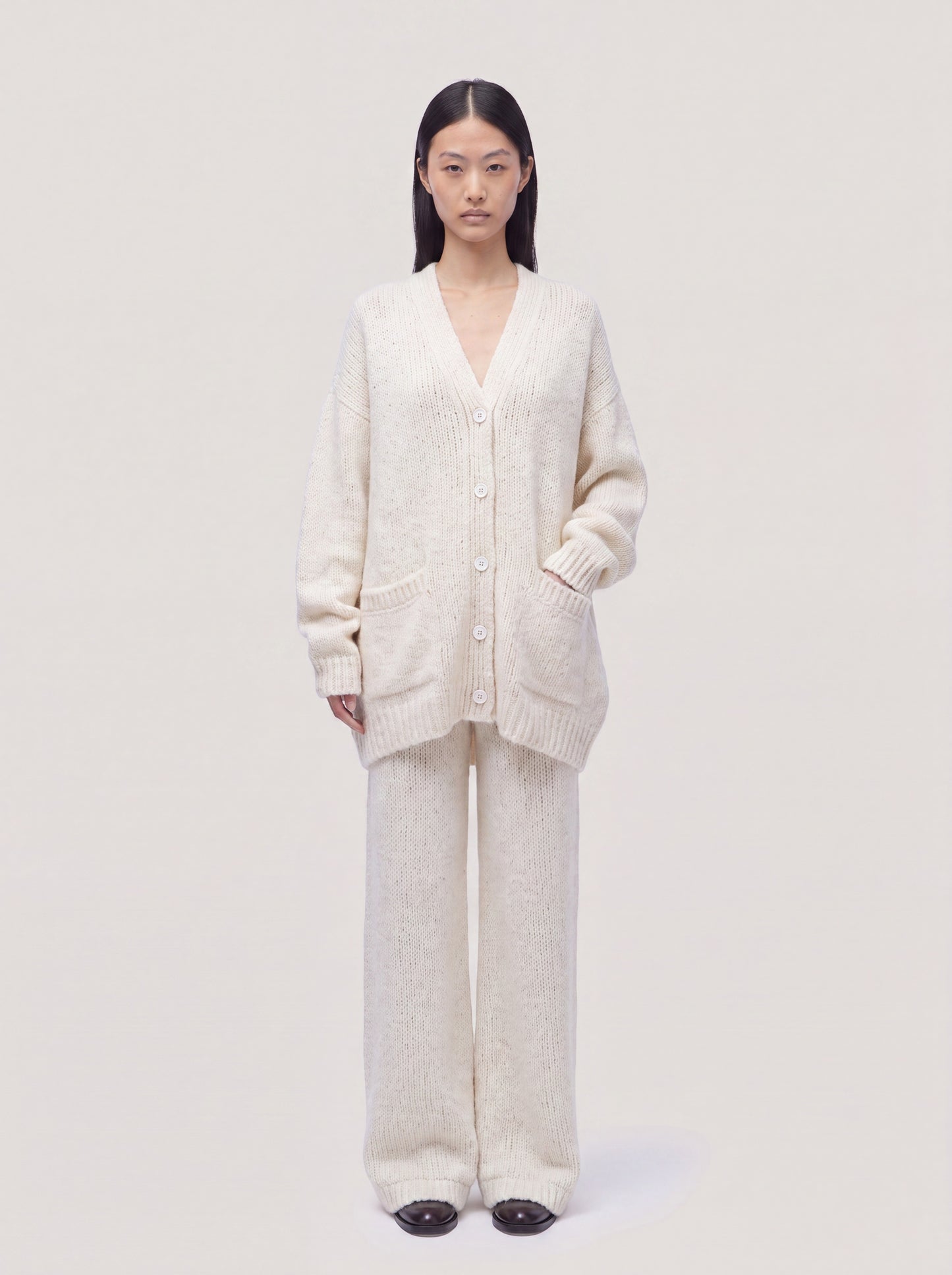 Cardigan con tasche in Cocooning cashmere bianco 260b02_fw26-2_217bia 74729942679878