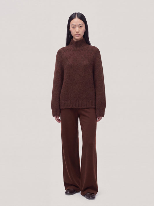 Long-sleeved mock-neck sweater in Cocooning Cashmere nut 260b03_fw26-2_492noc