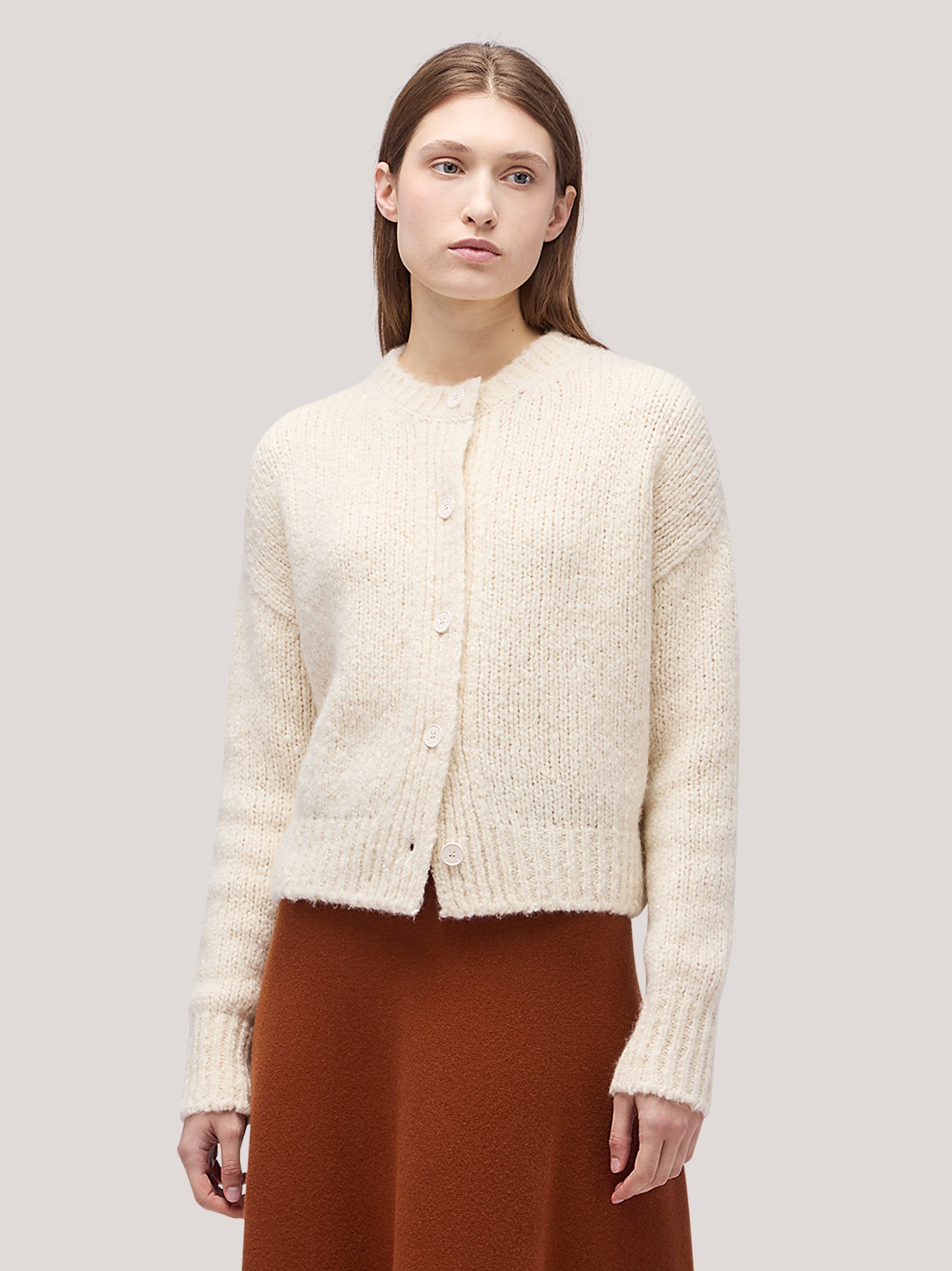 Long-sleeved crew-neck cardigan in Cocooning Cashmere white 260b04_fw26-2_217bia 74258731761990