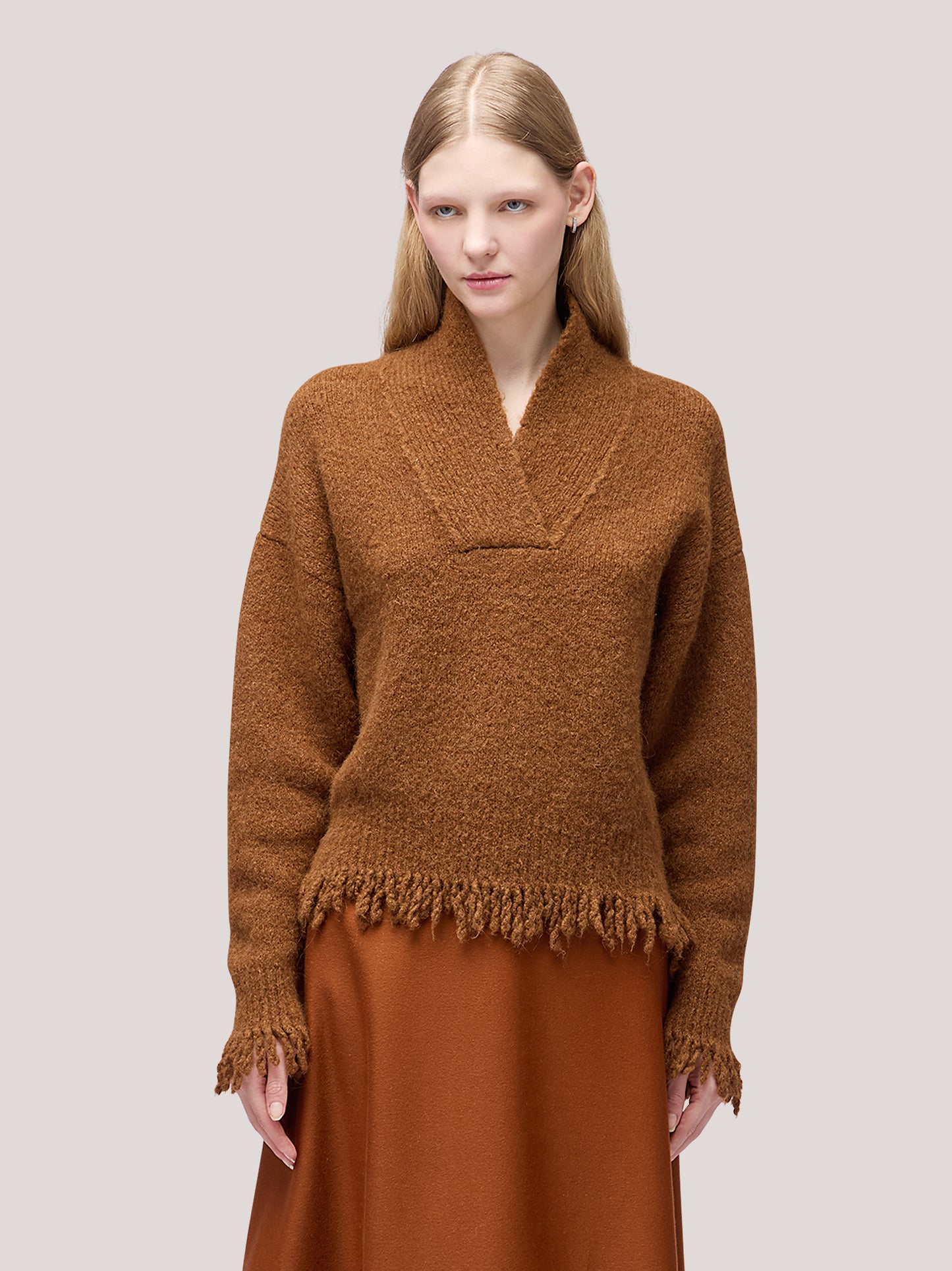 Long-sleeved shawl-collar sweater with fringed hem caramel cafe 260n72_fw26-9_165car 74258793496902