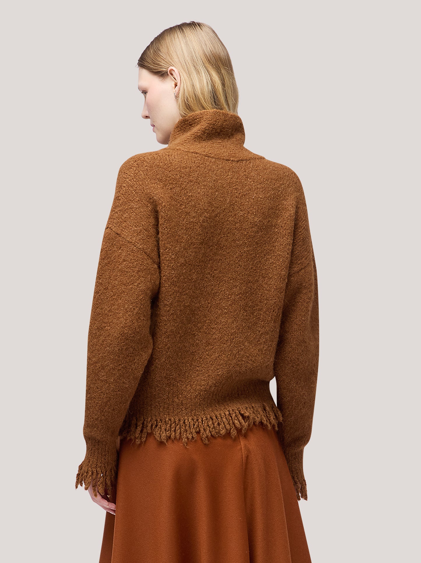 Long-sleeved shawl-collar sweater with fringed hem caramel cafe 260n72_fw26-9_165car 74258793529670