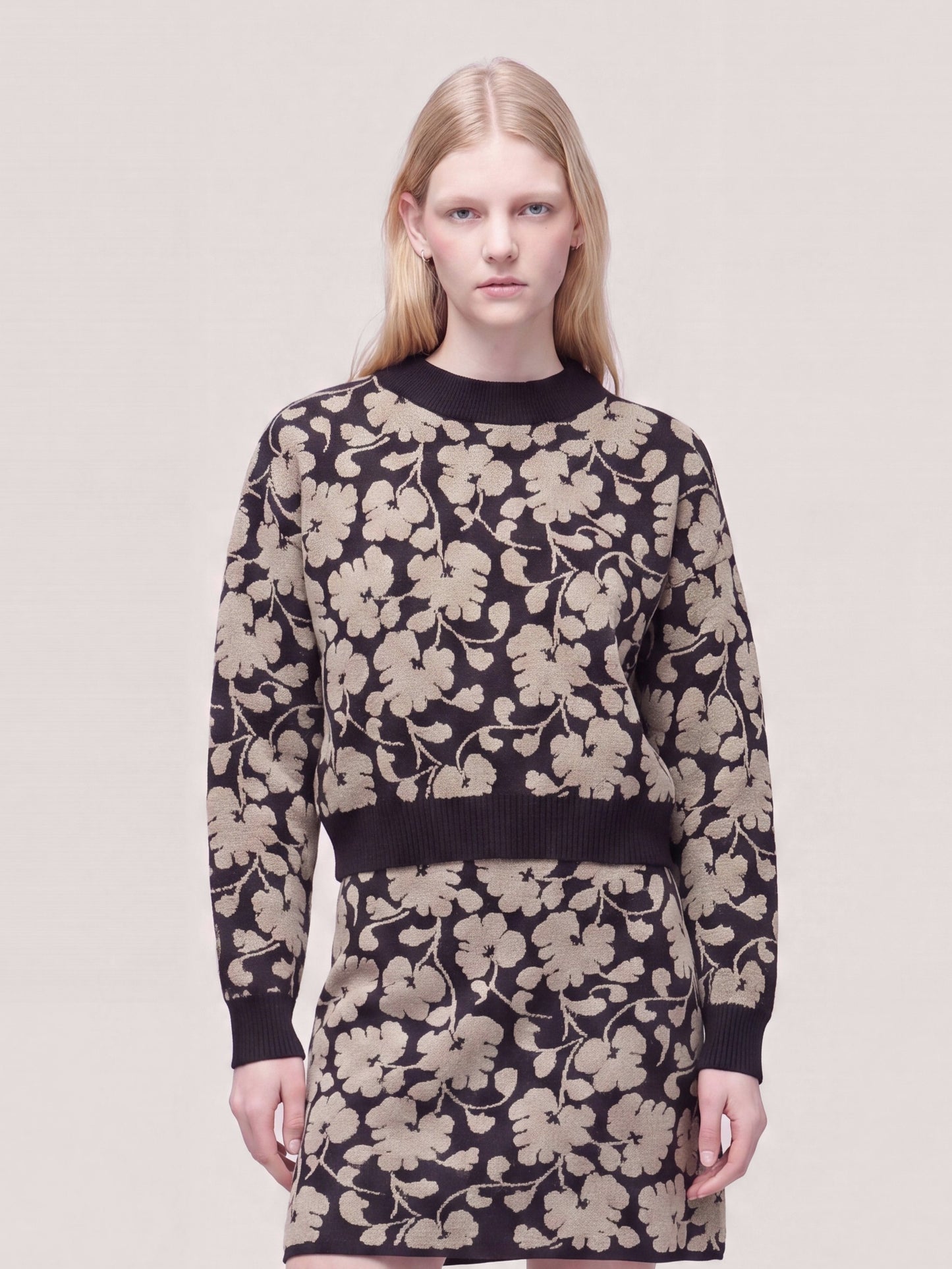 Crew-neck sweater in floral jacquard black dune 260r50_fw2611_999ner 74756485513542